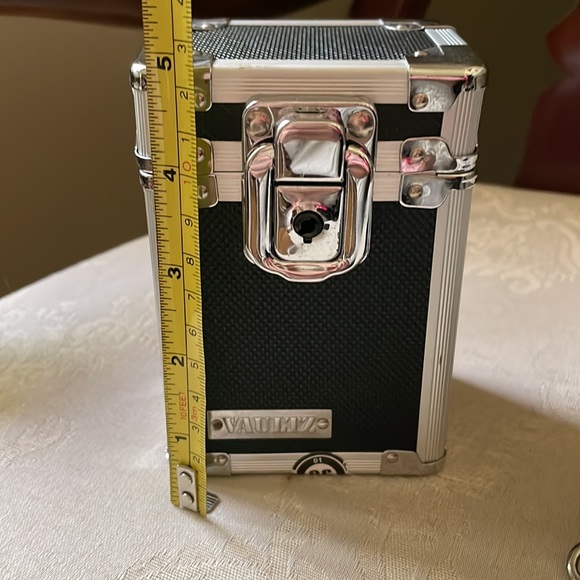 Vaultz reinforced locking camera case, beach Crossbody, travel case, used once - Picture 8 of 10